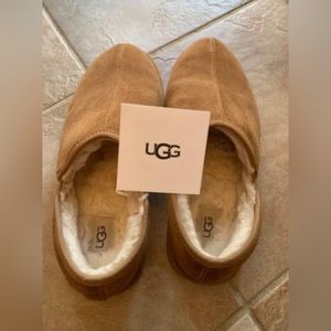 Brand new men’s Ugg’s size 11 . Comes with original box & tag